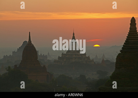 Tramonto sopra i templi di Bagan, gli stupa, pagano, Myanmar, Birmania, Asia Foto Stock