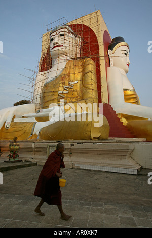 Buddha, Kyaik-pun Pagode, Bago, Statua del Buddha e Monaco, Vier 30 Meter hohe sitzende Buddhafiguren, Kyaikpun Pagoda è formata da Foto Stock
