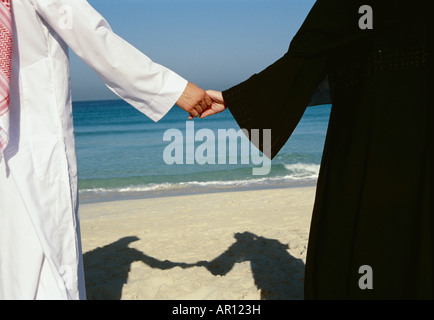 Coppia giovane Holding Hands Foto Stock