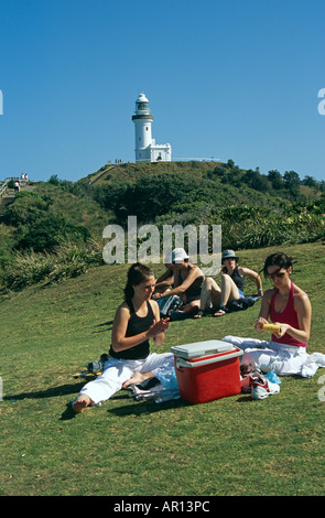 Per coloro che godono di un picnic nella parte anteriore del faro, Byron Bay, Cape Byron, Nuovo Galles del Sud, Australia Foto Stock