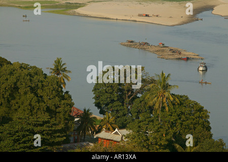 Trasporto fluviale su Ayeyarwaddi, Mingun, filo interdentale auf dem Fluss Irrawaddy, Mingun bei Mandalay, zattera di legno Foto Stock