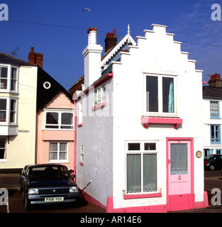 Fantasia di una piccola casa a Aldeburgh Suffolk in Inghilterra con piccola auto parcheggiate fuori Foto Stock