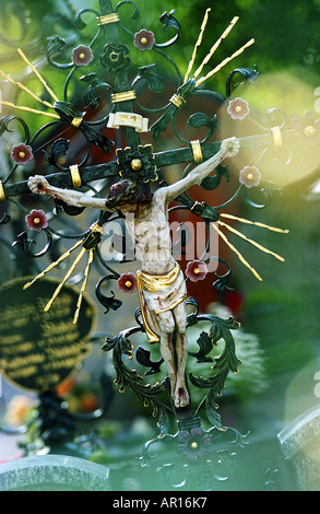 Ferro battuto croce sul cimitero di Grainau, Garmisch Partenkirchen, Alta Baviera, Germania Foto Stock