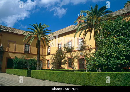 Il patio del Crucero, nei giardini del palazzo, Palacio Mudejar, Reales Alcazares, Siviglia, Spagna Foto Stock