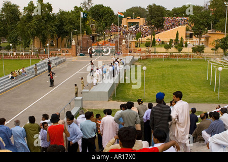 Il quotidiano la cerimonia di chiusura dell'indo pakistano Attari di confine Wagah Border Pakistan Foto Stock