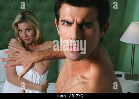 Preoccupato uomo donna di schermatura in camera da letto. Foto Stock