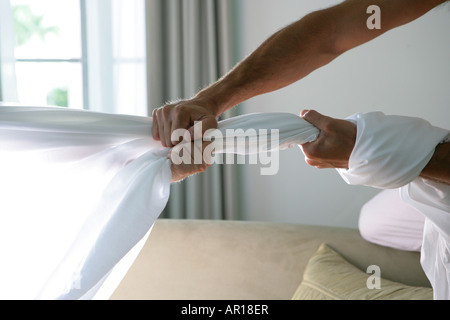 Dettaglio delle mani tirando il foglio. Foto Stock