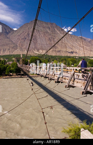 Sospensione ponte sul fiume Hunza in Gilgit Gilgit Pakistan Foto Stock