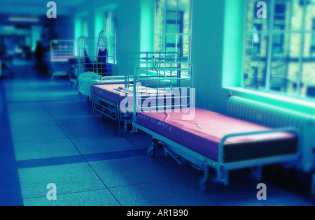 Letti vuoti in un corridoio ospedaliero del Regno Unito. Foto Stock