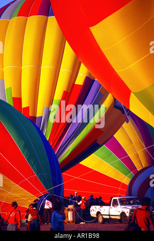 Gli equipaggi preparare i palloni ad aria calda per il volo a Balloon Festival Albuquerque NM Foto Stock