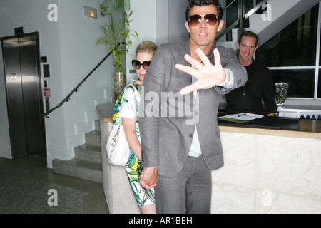 Celebrity matura nella lobby dell'hotel. Foto Stock