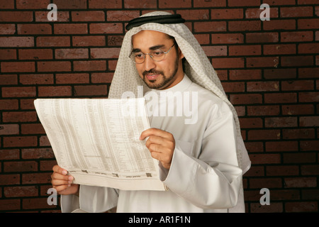 Uomo arabo leggendo il giornale Foto Stock