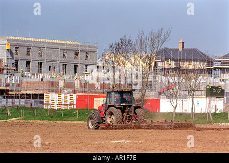 La costruzione di nuove case presso il villaggio di Poundbury vicino a Dorchester Dorset in Inghilterra, Regno Unito Foto Stock