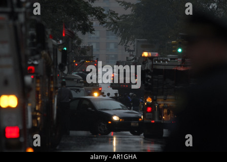 La città di New York un piano si blocca in un angolo della costruzione di 72e York Avenue crahsed piano su 524 E 72esima strada due morti accertati Foto Stock