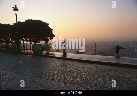 La mattina presto, vista di Parigi dal Sacré Coeur, Parigi, Francia Foto Stock