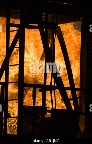 Intensa ruggente fuori controllo incendio nel lato edificio industriale Foto Stock