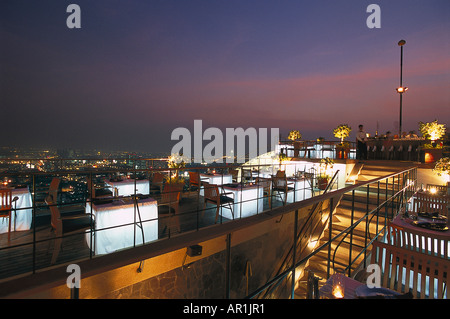 Il ristorante Vertigo sul tetto mazzo di Hotel Banyan Tree di sera, Bangkok, Thailandia Foto Stock