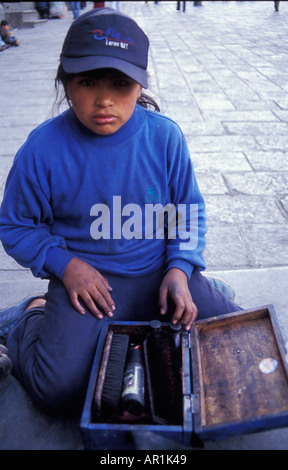 Dieci anni di ragazza che pulisce le scarpe per le strade di La Paz in Bolivia Foto Stock