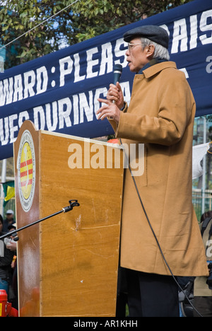 Poeta vietnamita dissidente, e ex prigioniero politico Nguyen Chi Thien parlando a una protesta a Sydney in Australia Foto Stock