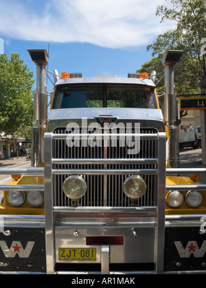 Western Star carrello usato per trasportare attrezzature per demolizione. Foto Stock