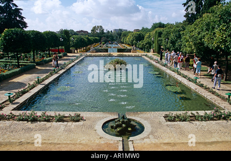 Stagni nei giardini dell'Alcazar de los Reyes Cristianos, Fortezza dei Re Cristiani, Cordoba, Spagna Foto Stock