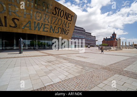 Wales Millennium Centre e l'Edificio Pierhead in background Foto Stock