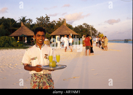 Cameriere con cocktail sulla spiaggia, Hotel Banyan Tree Spa, Vabbinfaru, Maledives, Oceano Indiano Foto Stock