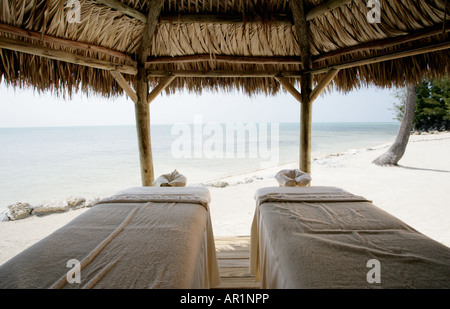 Tabelle di massaggi in spiaggia tropicale. Foto Stock