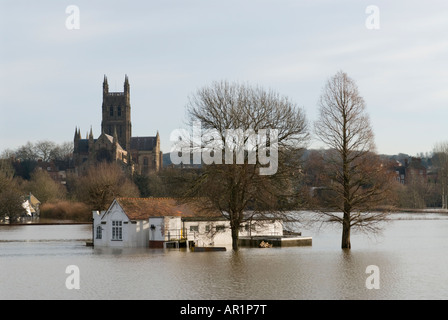 Vista di Worcester attraverso l'allagato cricket ground Foto Stock