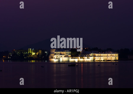 Vista notturna di Lake palace isola di Jagniwas sul lago Pichola - Udaipur, Rajasthan, India Foto Stock