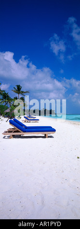 Lettini sulla spiaggia sotto il cielo blu, il Four Seasons Resort, Kuda Hurra, Maledives, Oceano Indiano Foto Stock