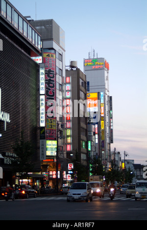 Kawaramachi il traffico della strada al crepuscolo Kyoto in Giappone Foto Stock