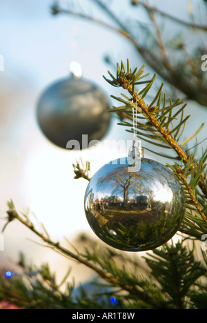 Verticale fino in prossimità del Natale baubles luci e la decorazione di un vero e proprio albero di Natale Foto Stock