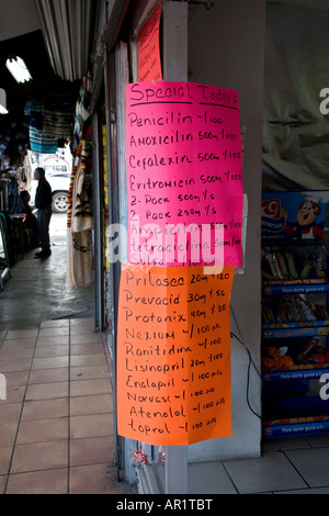 Listino prezzi in farmacia messicana in cui gli americani frequentemente acquistare a buon mercato medicinali soggetti a prescrizione medica Foto Stock