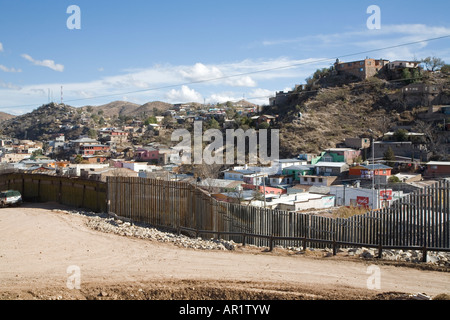 Nogales Arizona una sezione della recinzione di confine che separa gli Stati Uniti in primo piano dal Messico Foto Stock