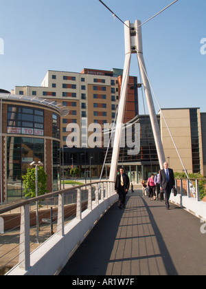 Passerella sul [Leeds Liverpool Canal] Brewery Wharf Leeds Yorkshire Inghilterra Foto Stock