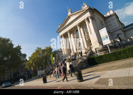 Angolare orizzontale ad angolo ampio di turisti all'esterno dell'entrata anteriore della Tate Britain Gallery su una luminosa giornata di sole. Foto Stock