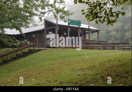 Sollevamento della nebbia dietro Trading Post a Unicoi State Park in North GEORGIA, STATI UNITI D'AMERICA Foto Stock