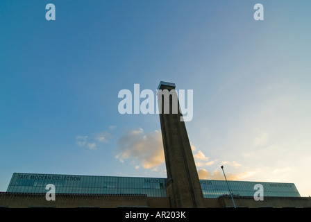 Orizzontale fino in prossimità del caratteristico camino della Tate Modern Museum su un luminoso della sera. Foto Stock