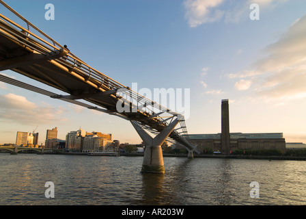 In orizzontale ampia angolazione del Tate Modern Museum e il Millennium Bridge che attraversa il fiume Tamigi al tramonto. Foto Stock