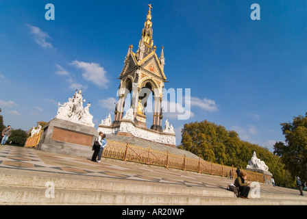 In orizzontale ampia angolazione del ornato Prince Albert Memorial in Kensington Gardens contro un luminoso cielo blu Foto Stock