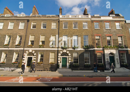 In orizzontale ampia angolazione di una fila di case a schiera tipico del quartiere alla moda di zone interne di Londra in questo caso Bloomsbury Square. Foto Stock