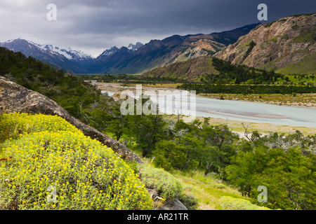 Guardando verso il basso una calza sulla valle del fiume sulle montagne del Parco nazionale Los Glaciares, El Chalten, Patagonia, Argentina Foto Stock