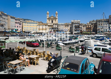 Cafe in Vieux Port guardando verso Terra Vecchia, Bastia, Corsica, Francia Foto Stock