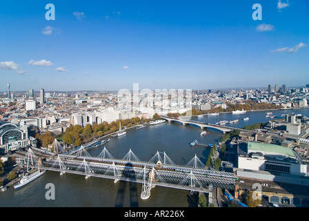 Orizzontale di ampio angolo di vista aerea sui tetti del centro ed est Londra su una luminosa giornata di sole Foto Stock