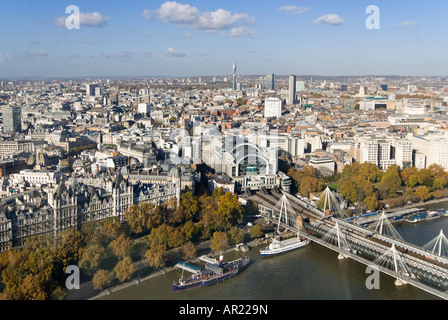 Orizzontale di ampio angolo di vista aerea sui tetti del centro e del nord di Londra su un luminoso chiara giornata di sole Foto Stock
