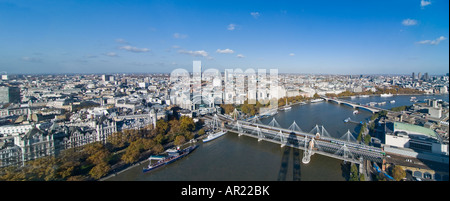 Orizzontale (2 picture stitch) antenna panoramica vista sui tetti del centro e del nord di Londra su una luminosa giornata di sole Foto Stock