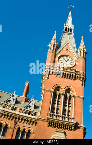 Verticale fino in prossimità dell'imponente torre dell'orologio del restaurato di recente Stazione di St Pancras su un luminoso giorno di sole Foto Stock