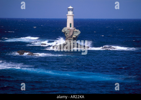 Faro sulla piccola isola, vicino a Chora, ANDROS, CICLADI Sud Egeo, Grecia Foto Stock