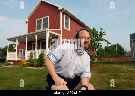 Un architetto con una casa ha disegnato in un reddito basso sviluppo di alloggiamento di New Haven Connecticut USA Foto Stock